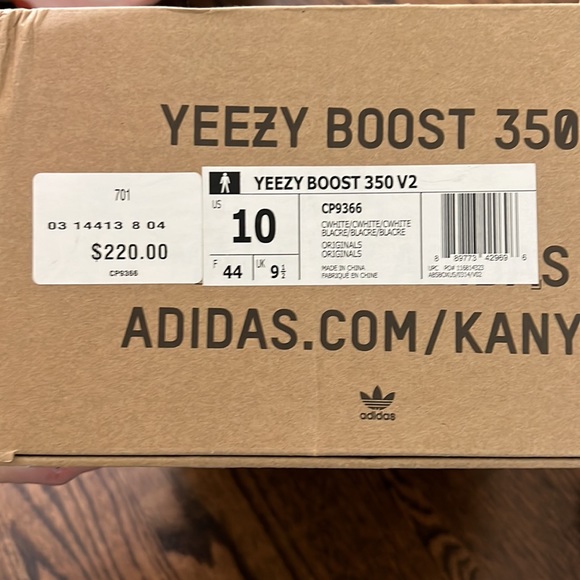 White yeezy boost 350 v2 original release size US10 with original box - Picture 2 of 2